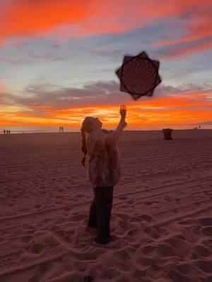 I can’t believe the sunset was real tonight and I had such a fun flow it felt so nice @Flowstar #flowstar #beach #california #losangeles #flowarts #flowstarfam #flowstartricks #flowmie #raver #ravegirl #plur #kandi #sprouts #flowartist 