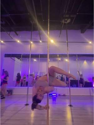 Thank you @hollycevich for inspiring this fun little #spincombo #pdspin #gym #fitness #fitthick #dance #flow #pole #poletok 