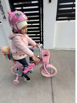 Mi Chiquita se esta creciendo 🥹😍❤️  thank you @soniarivas698   #newbike #bikedayeveryday #newride #lavidaconfrida #frida #puroamor #toddler #mommyandme #Love #daughter