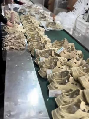 #Manufacturing #indoorslippers #B2B #sandals #sandals #factory #slidesandalsforwomen #chinesefootswearmanufacturer #clogshoes #madeinchina #chinesefootswearmanufacturer #Footwear 