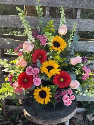 Let’s make a pretty basket for a funeral #sympathyflowers #freshflowers #roses #gerberadaisy #floristoftiktok #flowershop #flowersbythebunch #fyp 