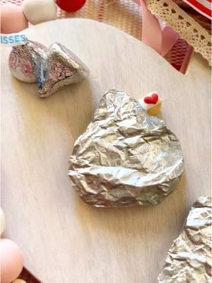 💋 Let’s make these suuuuper cute @hersheys kiss inspired sugar cookies for Valentine’s Day! First you’re going to outline and flood and take a piece of parchment (not wax paper) and lay it down and make sure all sides are squished too it. Next- wait (arguably the hardest part) til it dries before you peel it off. After that, hit it with some metallics paint or markers (markers would a been a great idea for these) and ya done! #sugarcookies #sugarcookiedecorating #cookiedecorating #cookiepackaging #sugarcookiemarketing 