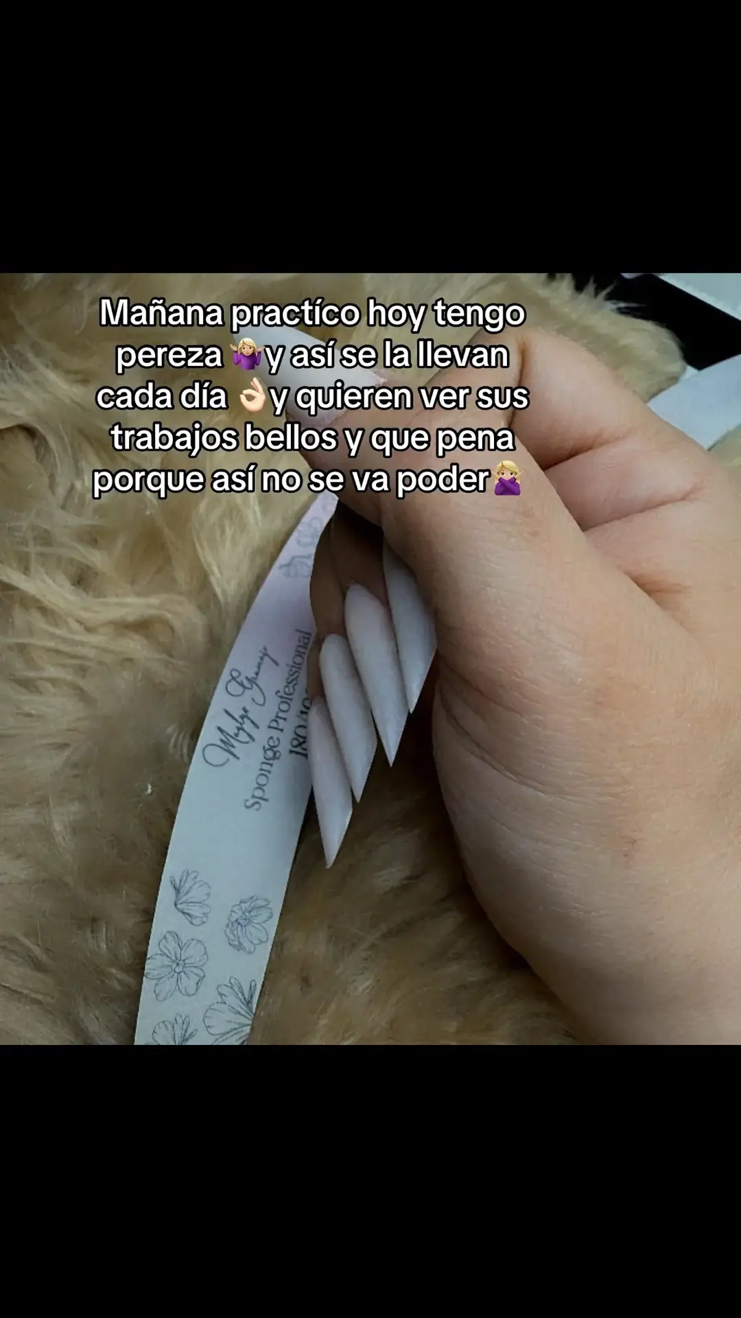 Cada día es una oportunidad y como les dije antes si una manicurista práctica se nota pero si no práctica se nota más #Erens #contenidoerens #nailserensflores 