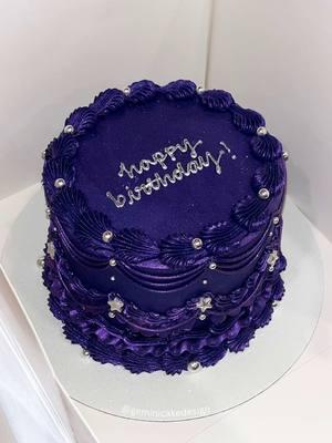 Deep purple velevet 💜 #buttercream #buttercreamcake #cake #cakedecorating #cakedesign #wiltontips #wiltoncakes #austintx #austintexas #austin #texascakes#cakesofinstagram #austincakes#buttercreamdecorating #heartcake #pearlcake #birthdaycake #vintagecake #shellborder #rufflecake #ediblepearls #y2kcake #shellborder #buttercreamdesign #heartshapedcake #vintageheartcake #purplecake #purplecakes #velvetpurple #purplevelvet #discocake