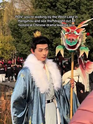 Bro stopped the crowd hahah he was beautiful #china #hangzhou #westlake #historicalcdrama #livinginchina 