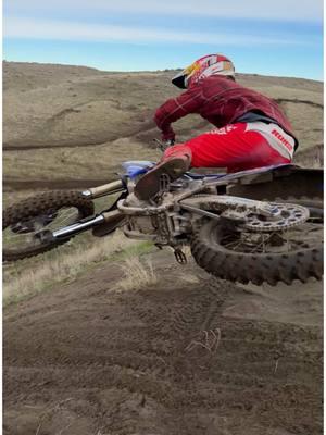 Natural tracks along with a MX14 Dunlop is a guaranteed good time. On this track would you run a regular moto tire or a scoop? @Red Bull Motorsports @Red Bull @MotoSport.com #YZ450 #YZ450F #yamaha 