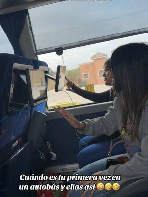 Primera vez en un Autobús 🚌 y ellas como niñas buscando Pelis o juegos #jajaja #viajes #Monterrey #NL 