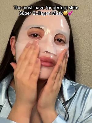 This is one of my favorite secrets for radiant skin🤩 Collagen hydrogel masks from @AROCELL Global Official have become my new obsession, and now you know why just look at the final result after a few hours‼️ omg, loving it🥰 (many people sleep with them, but in my case, I leave it on for just a few hours and remove it). Here are some of its benefits: 1.Atelo Collagen: Firms and improves skin elasticity. 2.Intense hydration: Provides deep, long-lasting moisture. 3.Anti-aging effect: Reduces fine lines and wrinkles, leaving the skin softer. 4.Radiance: Restores vitality and a natural glow to your face. 5.Innovative formula: Hydrogel mask that perfectly molds to your skin. 6.Recommended use: Leave on for 3 to 4 hours to absorb all the benefits! #arocellkoreanskincare #arocellcollagenmask #arocell #arocellambasador 