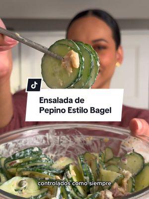 🥒 Ensalada de Pepino y Salmón Ahumado Estilo Bagel de Nueva York inspirada por @Logan 💕 ✨Guarda esta receta para después✨ Ingredientes: 1 pepino inglés 3 cdas de queso crema bajo en grasa (60g) 3 rebanadas de salmón Nova ahumado 2½ cdtas de sazonador todo bagel organico 1 cdta de alcaparras 3 cdas de cebolla roja ¼ cdta de eneldo (dill) fresco 1 cdta de jugo de limón fresco Sal al gusto Instrucciones: 1. Usando un cuchillo afilado o mandolina, corta el pepino inglés en rodajas lo más finas posible. Pica finamente la cebolla roja en trozos pequeños y corta las rebanadas de salmón ahumado en trozos del tamaño de un bocado. 2. En un bol grande, añade las rodajas de pepino, la cebolla roja picada, los trozos de salmón, el sazonador todo bagel, las alcaparras, el eneldo fresco y el queso crema. 3. Rocía el jugo de limón fresco sobre la mezcla y revuelve suavemente todos los ingredientes hasta que estén bien combinados, asegurándote de que el queso crema cubra todo uniformemente creando una consistencia cremosa similar a un aderezo. 4. Prueba y sazona con sal según sea necesario. Sirve inmediatamente para mejores resultados, o refrigera hasta por 24 horas en un recipiente hermético. #bajoencarbohidratos #ensaladapepino #prediabetes #sinazucar @Philly Cream Cheese @acmesmokedfish 