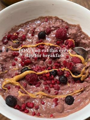 50g PROTEIN OATS 🤤🍫  Oats, protein powder, Greek yogurt, berries, and peanut butter YUM I have legitimately had this every day for 2 years now it is my favorite meal #proteinoats #proteinoatmeal #highprotein #highproteinbreakfast 