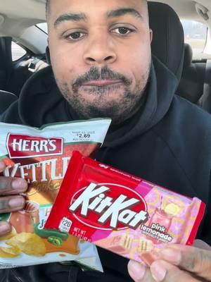 Pink Lemonade KitKat N Honey Jalapeño Chips #pinklemonade #kitkat #kettlechips #herrs #robbinsnetwork #keithrobbins #snack #snackreview #philly #snacklover @KITKAT 