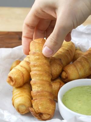 Tequeños venezolanos rellenos de queso🧀 Ingredientes: • 300gr harina • 1 cota levadura • 80ml leche • 80ml agua • 40gr aceite • 1 cdta azúcar • 1 cdta sal • Queso (yo he usado mozzarella) Sigue los pasos del vídeo, deja reposar la masa 30 min, córtala, envuelve tus palitos de queso y fríe en aceite o freidora de iré. A DISFRUTAAAAAR⚡️ #tequeños #tequeñosvenezolanos #recetasvenezolanas #recetasfaciles #recetasrapidas #comidacasera #recetastradicionales 