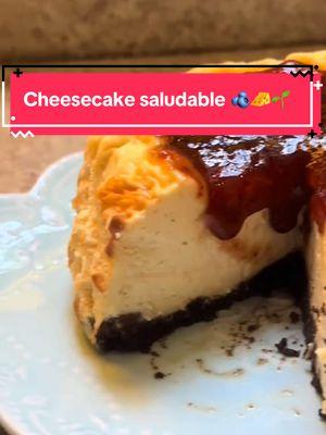 Cheesecake saludable pero deli❤️ Ingredientes  -4/5 galletitas grandes -chorrito de leche -4 huevos -1 cda de esencia de vainilla -1 chorro de edulcorante (o le podes poner más o menos) -ralladura de 1 limón  -400gr de queso crema -mermelada a ojo ❗️tip: si tenes pocos huevos le podes poner más queso crema (ej 3 huevos y 500gr de queso crema) es todo a ojo esto así que vos mándale con lo que tengas 😗 #Receta #argentina #recetafacil #fyp #foryoupage #parati #merienda #cocina #viral #fypシ゚viral #fypシ゚viral #baking #viralrecipe #recetaviral #recetafit #recetasaludable #healthyrecipes #cheesecake #cheesecakerecipe #frutilla #estilodevida #vidasaludable #healthylifestyle #CapCut 