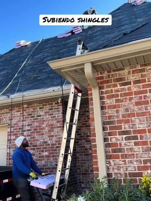 Subiendo shingles #roofing #roof #roofer #rooftop #diomereyes #roofinglife #roofingconstruction #roofers #roofingcontractor #construccion #roofingcompany #techo 