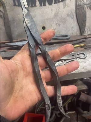 #blacksmith #blacksmithing #blacksmithshop #blacksmithart #blacksmithmade #tongs #forging#forged#blacksmithtools#blacksmithtongs#functionalart#smithtok #blacksmithtiktok 