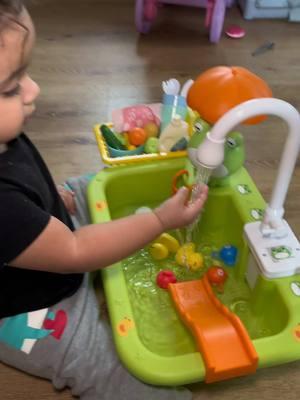 Catalina’s favorite Christmas present 🐠🐟🐸🎣 #playsink #kitchensink #kidstoys #toys #toysforkids #toysoftiktok #fishingtoys #livingstone 