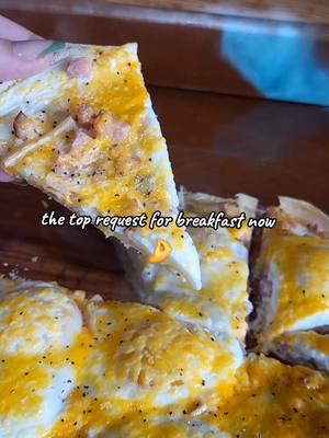 sourdough discard breakfast pizza ✨️  #sourdoughstarter #recipes #homemade #sourdoughdiscard #sourdoughdiscardrecipe #breakfastideas #breakfastrecipes #homemaker #sourdough #sourdoughtiktok #recipesoftiktok #breakfast #sourdoughdiscardideas 