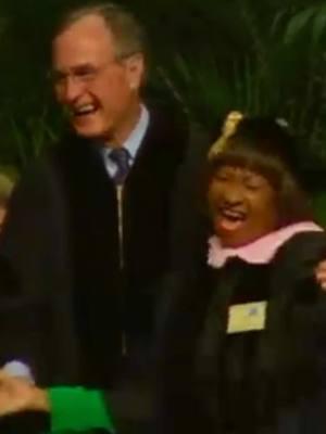 Celia abraza al 41.º presidente de los Estados Unidos, George H. W. Bush, en la ceremonia de graduación de las Universidades Internacionales de Florida en 1992 #celiacruz #parati #foryoupage #tiktokmexico #tiktokpuertorico #celiacruzlegacyproject 