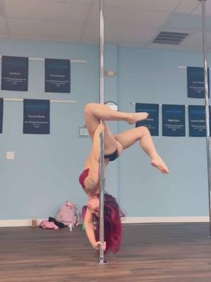 Working on some oldies but goodies this morning ☀️ progress baybeee #polefit #polefitness #poledance #poletrick #poleshape #spinpole 