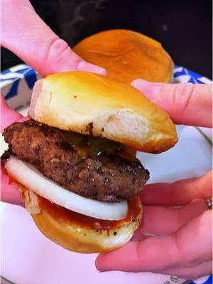 Cheeseburgers For Slider Sunday #sliders #burgers #EasyRecipe #easy #Recipe #foodies #kingshawaiian #killerhogs #frontiermeats #slidersunday #sogood @Frontière Natural Meats 