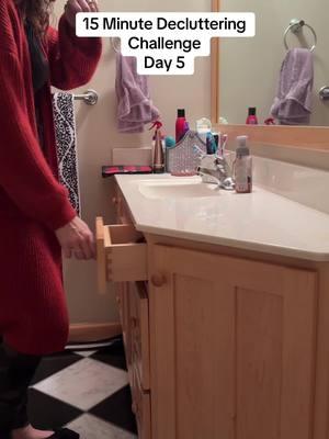 Day 5 - 15 minutes a day for 30 days decluttering challenge. I’m finishing up my bathroom today. 4 days x 15 minutes = 45 minutes to complete my whole bathroom.  It feels so good to get an entire space finished and not just hop from place to place and get a drawer or two done, but my house still feels cluttered.  Working on one space until it’s completely done makes me feel so accomplished! What are you working on today? #overwhelmedmom #overwhelmedmoms #15minutedeclutteringchallenge #declutteringtips #decluttering #ditchtheoverwhelm #clutterfree 