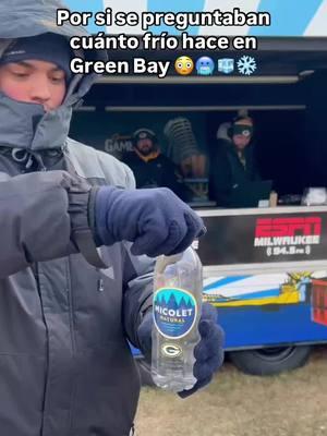 No pudo tomarle ni un traguito a su agua. 😪🧊 Temperaturas bajo cero en el Lambeau Field; los Packers y los Bears juegan a -7º grados. ☃️🥶🏈 📹 ESPNMilwaukee / X #greenbay #greenbaypackers #lambeaufield #lambeau #nfl