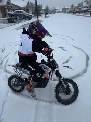 Snow play #kidsthatride #kidsthatrace #startthemyoung #mx #motocross #racing #dirtbike #dirtbikes #brap #braap #pitbike #ebike #itselectric #ssr 