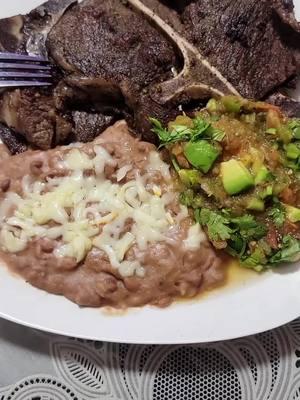 Chuletas Doradas Y Salsa De Molcajete Con Aguacate #mexicoenlamesa #comidacasera #FoodTok #fyp #viral #carne #mexicoenlamesa #parati #aguacate 