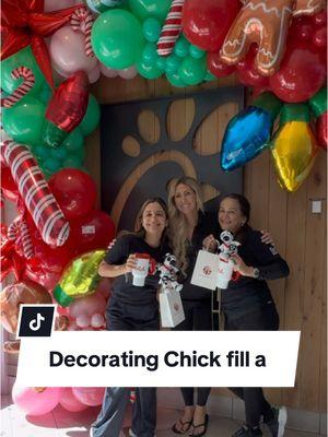 Te cuento una historia que nos pasó decorando Chick Fill A en Navidad 🥹 #balloons #miami #businessowner #balloonartist #balloonsmiami #business #partydecor #corporate 