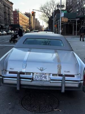 Un Clasico Cadillac en Harlem NY #echolatinoviajes #clasicocadillac #momentosespectaculares #dominicanosenusa #dominicanosporelmundo #amoviajar 