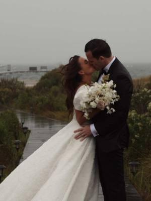 a charming rom com wedding on sweet little nantucket 🥂 #nantucketwedding #ack #thewauwinet #thechanticleer #ciscobrewery #nantucketisland 