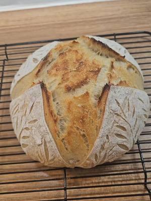 just baked this load that's been in my fridge for 3 days #score #sourdoughscore #sourdoughdesigns #sourdough #bread #sourdoughbread #sourdoughbeginner 