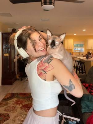 My chicken will #sphynx #florida #travelnurse #travel #greeneyes #blueeyes #fyp #fypシ #fl #tattoo #tattoos #girl #blonde #sphynxcat #shaniatwain #dontimpressmemuch #sphinx #danceydance #boseheadphones 