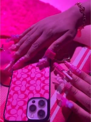 Client Cam 💅📸 • • • #pinkkawaii #pinkkawaiinails #pinknail #pinknails #junknails #junknailsdesigns #candynails #valentinesdaynails #vdaynails #luxurypressonnails 