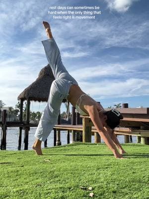 a little bit of movement every single day #fyp #foryou #stretching #yoga #outdoorvibes #trending #viral #southflorida #newyearsgoals #armsandabs 