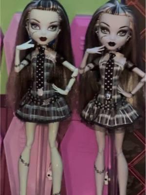 i really wish @Monster High had made more just black and white and silver first wave dolls like they did for sdcc frankie in 2010 they did so good on her i love her so much #sdcc #2010 #blackandwhite #frankie #dolls #monsterhigh #monsterhighcontent #blackandwhitefrankie #fyp 