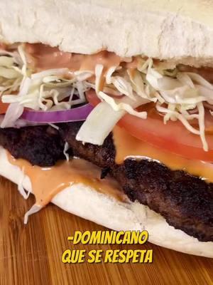 ¡CHIMI DOMINICANO! 🇩🇴 INGREDIENTES para la carne: -2lbs de carne molida (preferiblemente 80-20) -1 cebolla roja  -Adobo (al gusto)  -Salsa inglesa (un poquito al gusto)  -Sal y pimienta al gusto.  -Ají verde y ajo opcional  Para la salsa golf: -1 taza de mayonesa -1/4 de taza de ketchup -1 cucharada de mostaza  -Un poquito de salsa inglesa, sal y pimienta al gusto La receta del pan de agua está en mi perfil. Si no puedes encontrar el pan de agua, el pan portugués y el francés funcionan a la perfección.  #RepúblicaDominicana #recetasdominicanas #gastronomiadominicana #cocinadominicana #chimi #chimidomicano#onthisday 