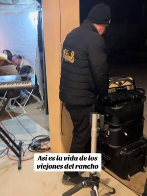 La vida de los viejones del ranchoOficina ☎️714-675-0183 🇺🇸  Oficina ☎️818-855-3262 #livesession  #conciertovirtual #livestream #pisteando #bohemia #losangeles #riverside . . #acordion #bajoquinto #tololoche #tuba #nochebohemia #zacatecas #nayarit #sinaloa #guanajuato #jalisco #envivo #huapangosynorteñas 