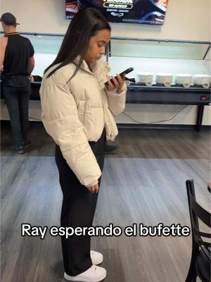 Ray esperando el buffete  #buffet #buffets #buffets @Karinapereztv @iamray.19 