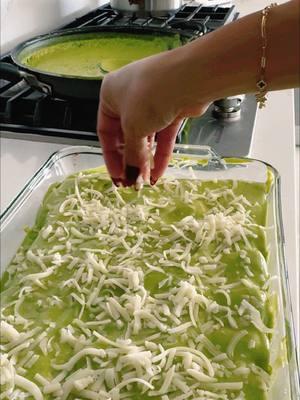 Cocinando unas Ricas enchiladas suizas para mi Esposito!😋 #enchiladasverdes #enchiladas #wifeandhusband #cooking #wifeyduties @Gadiel Sanchez 