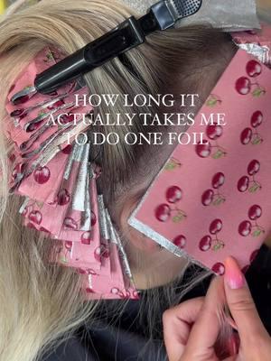 MY SECRETS TO FOILING FASTER -keep your comb in your hand at all times. Never set it down! -practice your foil placement! I do the same foil placement on majority of my clients  -don’t over complicate your sectioning and don’t over fold your foils  -use a foil board if your client has a lot of regrowth  -start with a low developer and slowly bump it up as you go— that way your foils are all done at the same time  #arizonahairstylist #scottsdalehair #blondehair #blondespecialist #blondeeducation #hairtok #hairvideos #haireducator #behindthechair #haircolorist #foilingtechnique #foilingtips #hairtips #hairstylistsoftiktok 