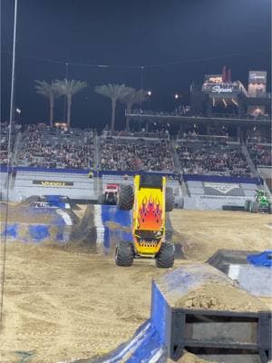 #monsterjam #monstertruck #sandiego #viralvideo #explorepage #everyone #crazycar #theworld #@Monster Jam #cupcut #الشعب_الصيني_ماله_حل😂😂 #snapdragon 