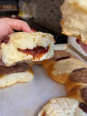 Deliciosa rosca de Reyes rellena de guayaba y queso  Ingredientes: 1 huevo 2 cucharadas de azúcar 1/4 taza de leche condensada  1/2 cucharadita de sal 1 taza de leche enteré tibia  2 cucharaditas de levadura  3 tazas de harina de trigo 3 cucharadas de mantequilla sin sal a temperatura ambiente  Para la pasta 1 barra de mantequilla 1/2 taza 1 taza de harina 1/2 taza de azúcar  Vainilla  . #yummy #tasty #Foodie #roscadereyes #pandulce #recetasdepan #baking #foryou #fypシ #foryoupage #pan #homemade 