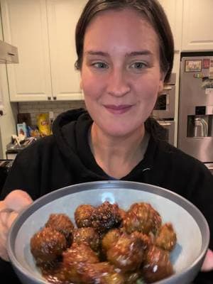 Honey Garlic Meatballs  3 tablespoons brown sugar 1/3 cup honey  1/2 cup ketchup 2 tablespoons soy sauce 2 tbsp minced garlic 28 oz. fully cooked, frozen meatballs #crockpotmeals #crockpotcooking #SlowCookerRecipes #easydinnerideas 