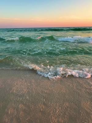 A classic Gulf Coast sunset🌅 #pensacolavibes #purefl #explorepcola #upsideofflorida #florida #lovefl #pcola #pensacolabeach #sharealittlesunshine #pureflorida 