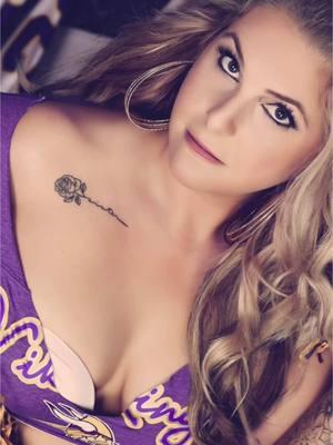 #mnvikings #vikingsvslions #lionsvsvikings #sundaynightfootball #sugarandspicephotography #boudoirphotographer #mnphotographer #mnboudoir #makeover #timelapse #boudoir #hairextensions #tattoo 