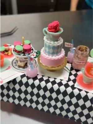 Playing with this miniature set that I got for   my birthday back in November  Custom cakes in Orlando Fl./Tortas personalizadas en Orlando Fl   #cakesinorlando #customcakesinorlando #thecitybeautifulcakes #cakeart #orlandofl #miniatures 