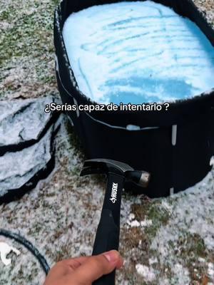 Rompiendo el hielo, pero el verdadero reto viene después. Esto no es solo para cualquiera… ¿serías capaz de intentarlo?” #hice #hielo #baño #aguacongelada #nieve #congelado #viralvideo 