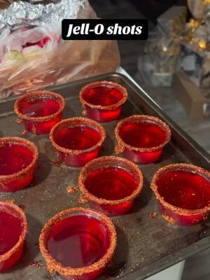 #foryou #fyp #fy #jelloshot #jello #jellycandy #shots #21 #par #party #familyparty #foodtiktok #drunk #drink #drinking #shotsshotsshots #jellyroll #strawberries 