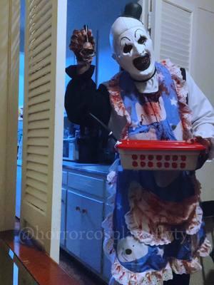 Serving some potatoes for a good ol’ sunday dinner 🍽️🛎️🤡💯 #terrifier2 #cosplayer #cosplay #horror #scary #cosplaying #terrifier #terrifier2edit #arttheclowncosplay #arttheclownterrifier #arttheclownoftiktok #davidhowardthornton #terrifier3 